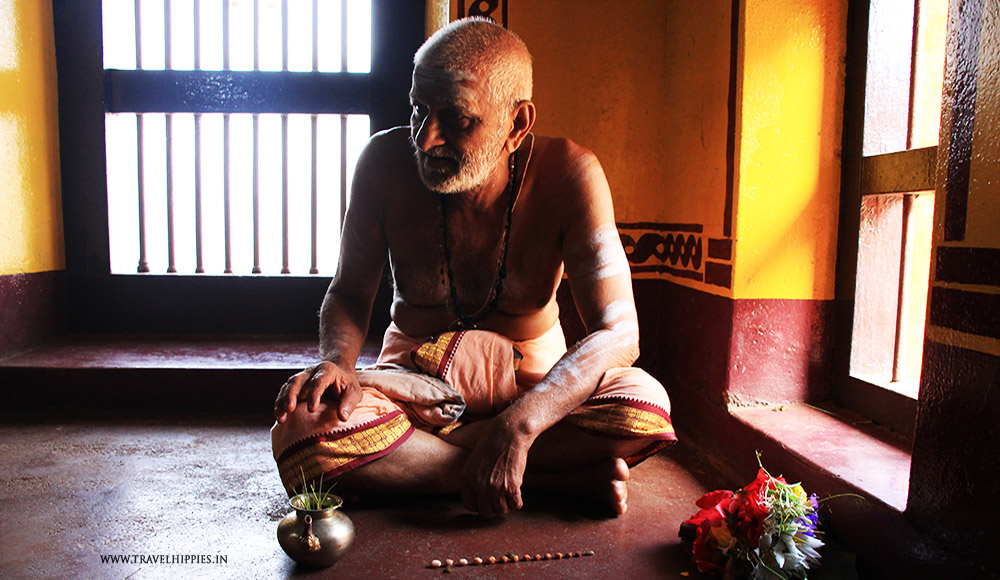A pandit at Mahaganapati temple explaining the legend of the temple